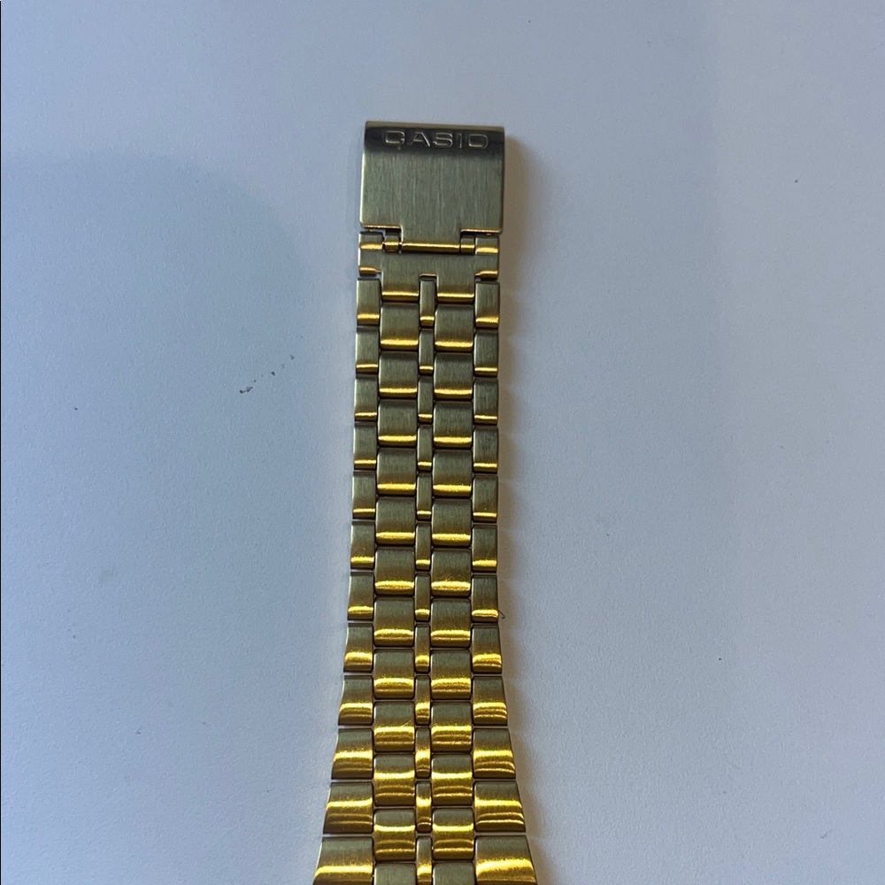 Casio A500WGA-9D Men's Vintage gold-tone stainless steel digital watch - Picture 4 of 12